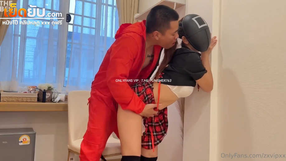 คลิปหลุด Onlyfans zxvipxxx เล่นคอสเพยล์สควิดเกมจับเย็ดสาวหมวยคาชุดให้นั่งขย่มควยเสียวๆ ก่อนโดนกระเด้าหีรัวๆแบบไม่ยั้งร้องครางลั่น
