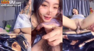 คลิปหลุดไทย สาวหมวยทรงซ้อใส่แว่นตั้งกล้องขึ้นขย่มเย็ดโยกเอวบดควยเสียวๆ แล้วมานอนจับชักในจนแตกน้ำพุ่งใส่หน้าเลย