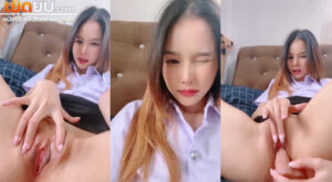 xxxหลุดOnlyfans mwchu น้องข้าวแตนในชุดนักศึกษาแหกขาเล่นเสียวตัวเองหน้ากล้องแบบเด็ดๆ แล้วเอาควยปลอมมาแหย่หีจนร้องครางเสียว